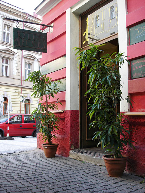 Žlutá pumpa &ndash; na rohu Belgické a Záhřebské